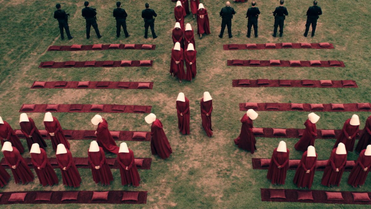 Πρώτο trailer για τη 2η σεζόν του The Handmaid`s Tale, της σειράς που όρισε το 2017
