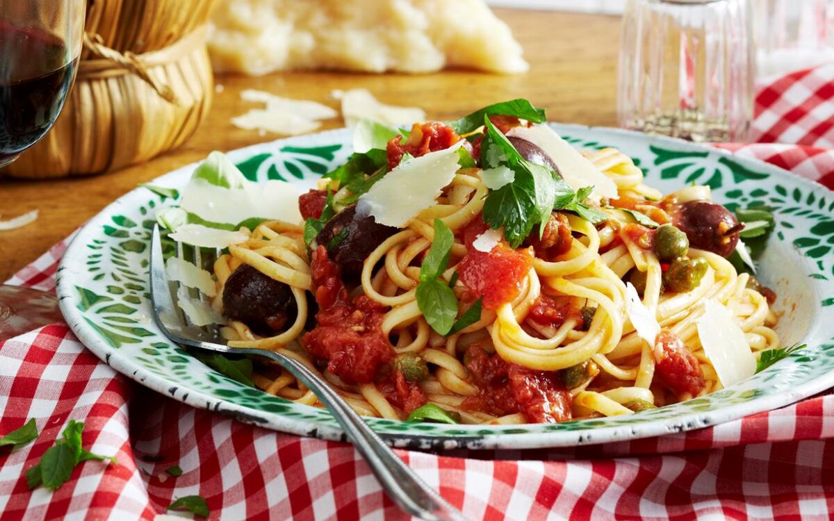 Γιορτάζουμε την Ημέρα Ιταλικής Κουζίνας με πουτανέσκα με ταλιατέλες και πίτσα με μοτσαρέλα και σολομό