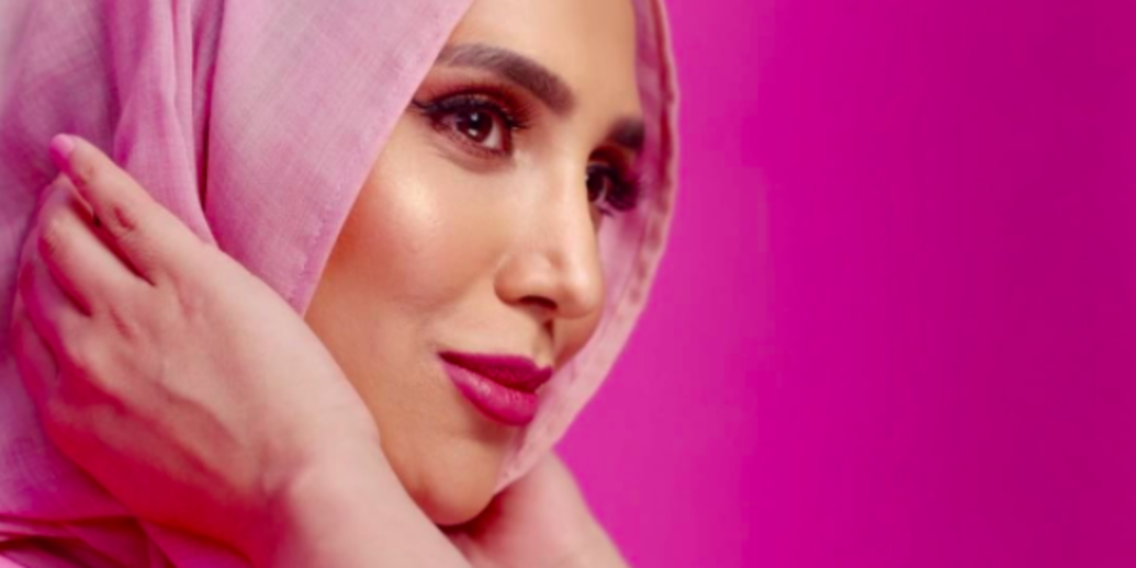 Αμένα Κχαν | Η γυναίκα που γράφει ιστορία, διαφημίζοντας σαμπουάν της L`Oreal με μαντήλα