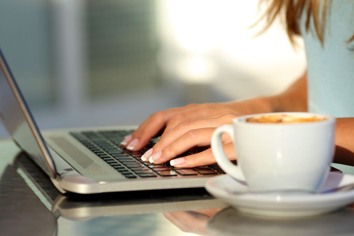 Τι πρέπει να κάνετε αν πέσει καφές στο laptop σας