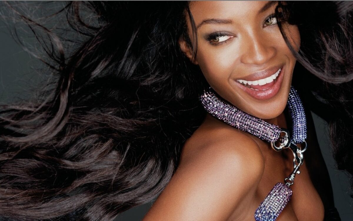 Ναόμι Κάμπελ | Η εκπληκτική φωτογράφιση με το θαυμάσιο μαύρο νυφικό δια χειρός Αζεντίν Αλαϊά