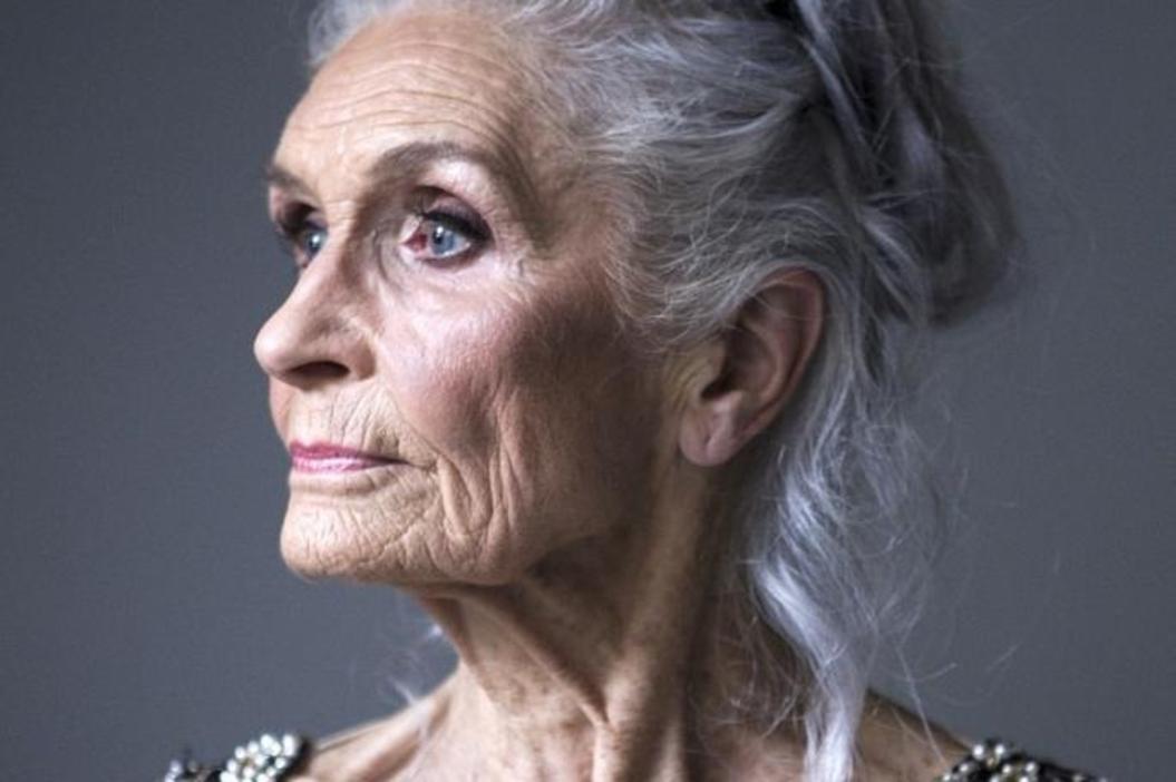 Daphne Selfe | Το εντυπωσιακό 89χρονο μοντέλο που αποδεικνύει ότι η ομορφιά δεν είναι προνόμιο της νιότης