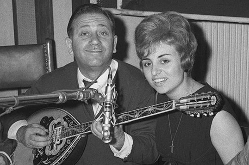 Γιώργος Ζαμπέτας & Βίκυ Μοσχολιού | Μα τα  δειλινά μια φωνή μου ψιθυρίζει, μυστικά, δε θα γυρίσεις πια...