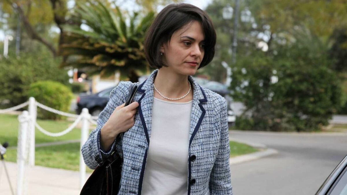 Φεύγει η Βελκουλέσκου – Ποιος αναλαμβάνει στη θέση της