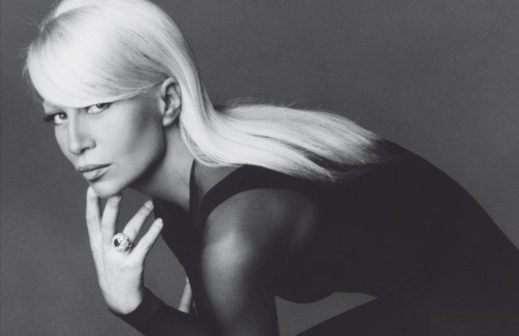 Donatella Versace | To άψογο chic casual στυλ της μέσα σε ιδιωτικό αεροπλάνο