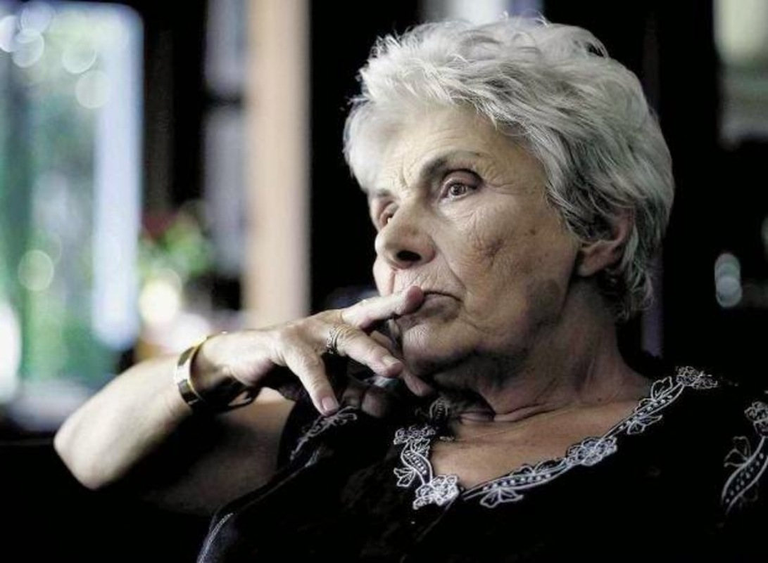 Κική Δημουλά  | Σου είπα, Λύγισα. Κι είπες, μη θλίβεσαι. Απογοητεύσου ήσυχα.