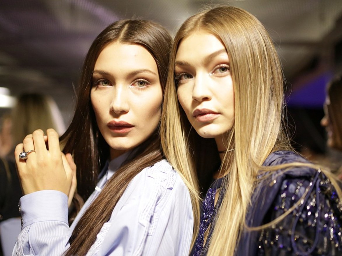 Gigi & Bella Hadid | Aγκαλιασμένες σε γυμνή φωτογράφιση στη Vogue, προκαλούν θύελλα αντιδράσεων
