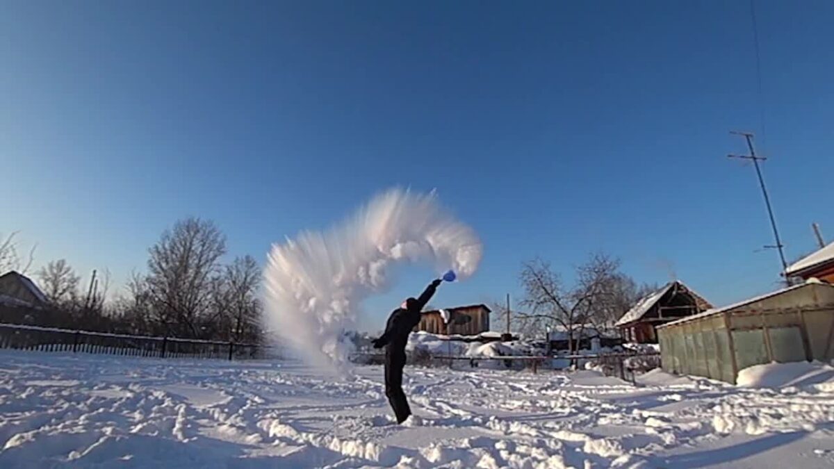 Δείτε πως το βραστό νερό γίνεται χιόνι σε δευτερόλεπτα (Βίντεο)