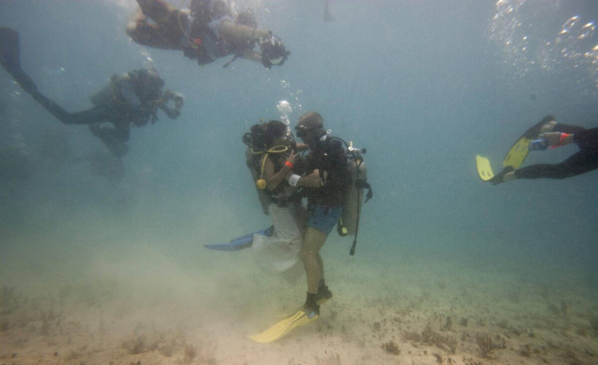 Θέλετε να παντρευτείτε στον… βυθό; Αυτός ο δήμαρχος τελεί υποβρύχιους γάμους