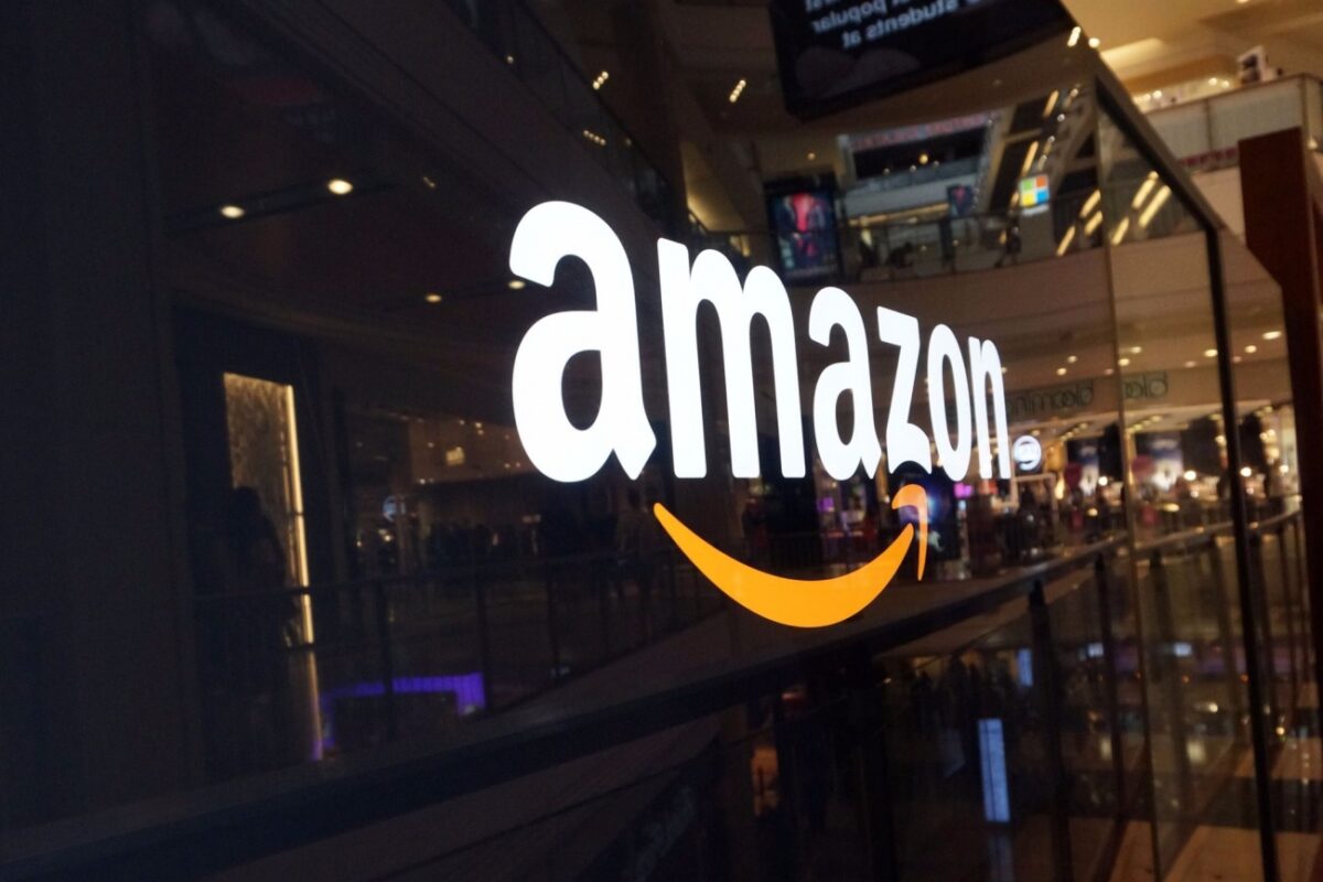 Η Amazon κατοχύρωσε ηλεκτρονικό βραχιόλι για να παρακολουθεί τους υπαλλήλους της