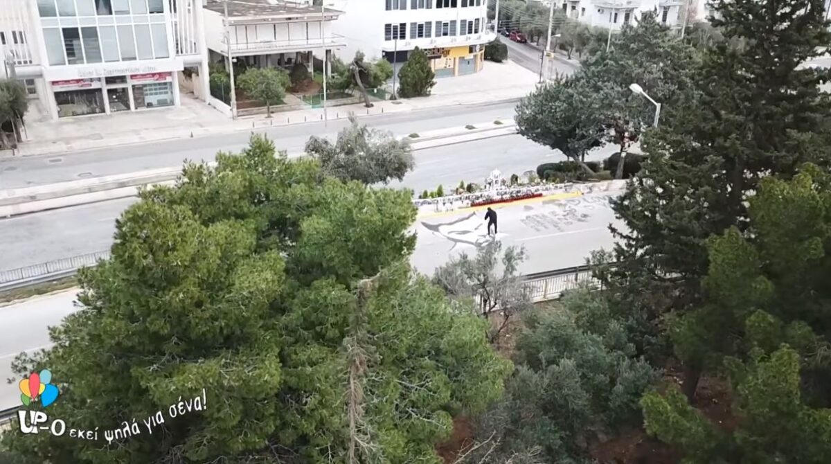 Η στιγμή που δημιουργείται το γκράφιτι του Παντελίδη στο σημείο του τραγικού τροχαίου (Βίντεο)