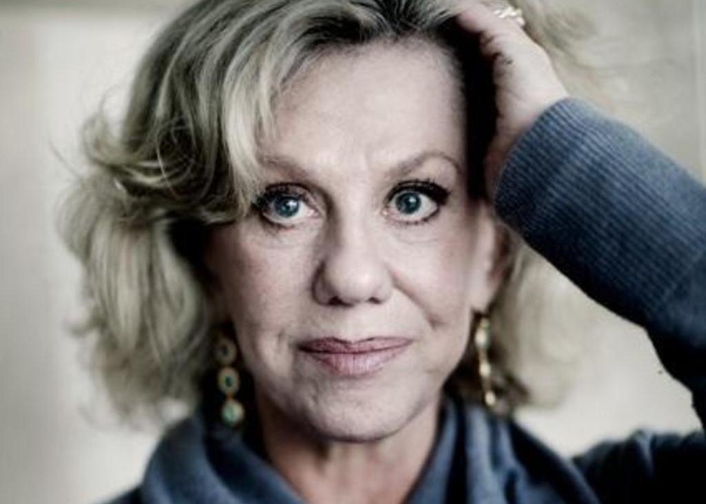 Erica Jong |Βλέπεις πολλούς έξυπνους άντρες με ηλίθιες γυναίκες, αλλά ποτέ μια έξυπνη γυναίκα με ηλίθιο άντρα.