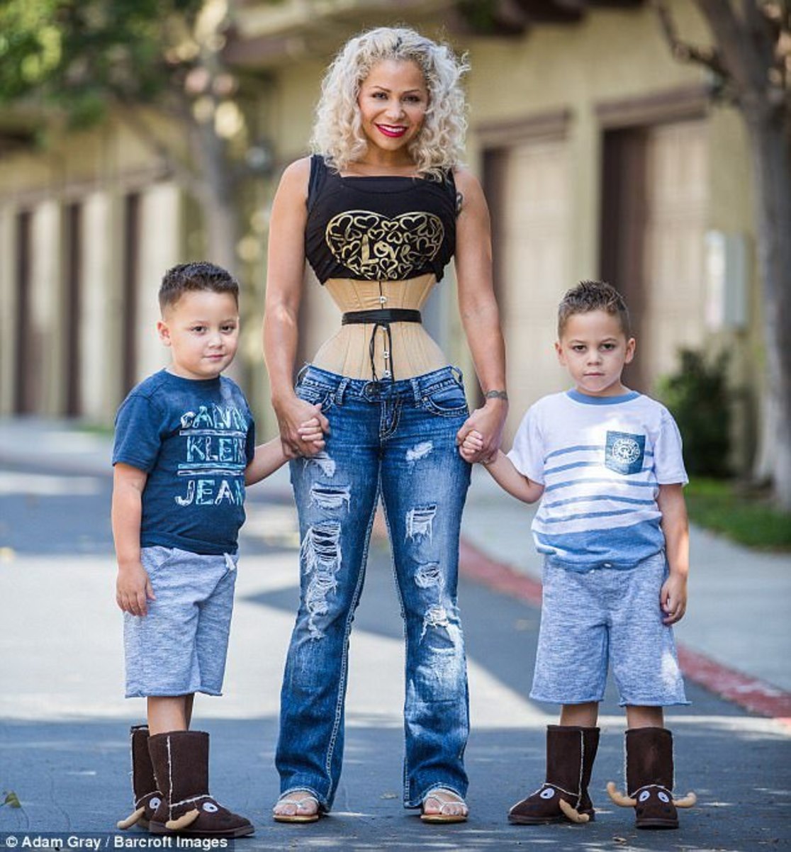 Ντιάνα Ρίνγκο | Η απίστευτη ιστορία της μητέρας που φορούσε επί 23 ώρες τη μέρα τον κορσέ για να λεπτύνει τη μέση της