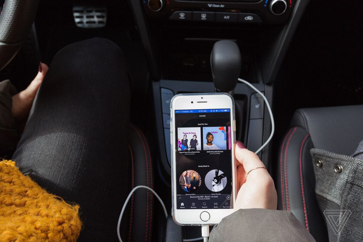 Η Γαλλία απαγορεύει τη χρήση των smartphones στο αυτοκίνητο