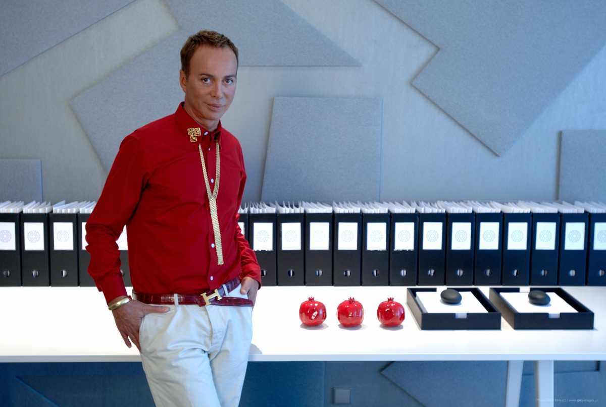 Ο Λάκης Γαβαλάς ζητιανεύει στο Κολωνάκι (Βίντεο)