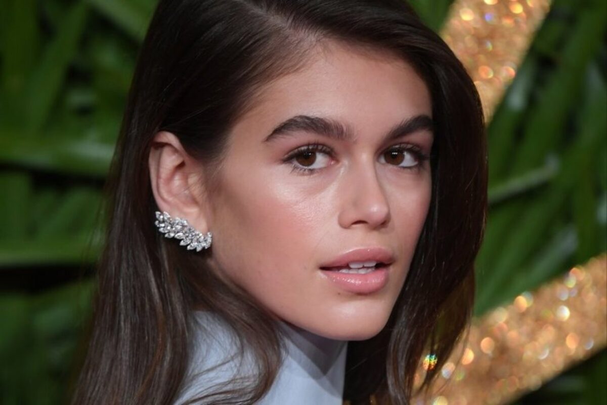 Κάια Γκέρμπερ | Πρώτο θέμα το περίεργο χτένισμα της κούκλας κόρης της Σίντυ Κρόφορντ στην εβδομάδα μόδας