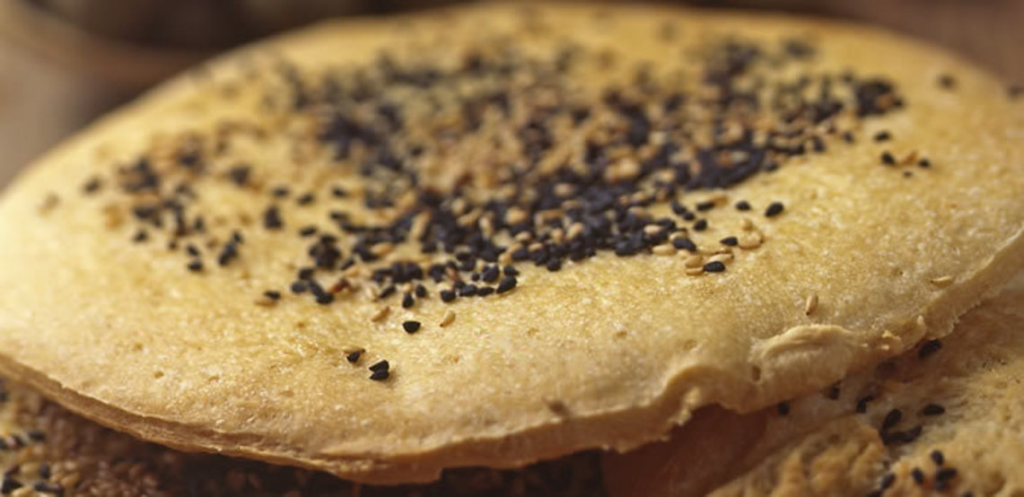 H αγαπημένη μας μαγείρισσα Fey, μας μαθαίνει να φτιάχνουμε αφράτες λαγάνες με ταχίνι & καλαμποκιού!