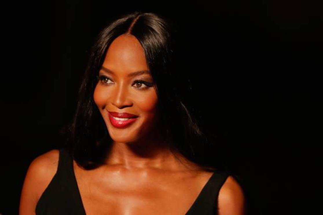 Ναόμι Κάμπελ | Η εμφάνιση - υπερπαραγωγή με τα φτερά & τα πούπουλα στο BAFTA after party