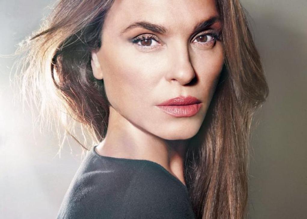 Celia Critharioti | H ιδιαίτερη δημιουργία της που φόρεσε η Sara Harris στο πάρτυ της βρετανικής Vogue