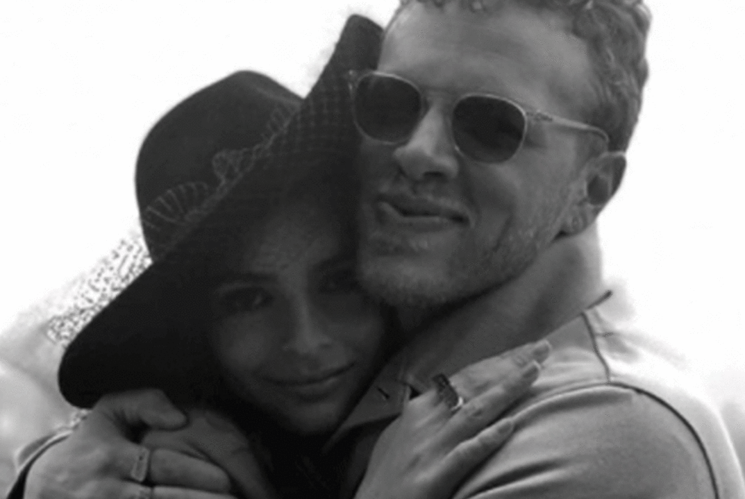 Έμιλι Ρατακόφσκι & Σεμπάστιαν Μπίαρ ΜακΚλάρντ | Δύο μήνες ήταν αρκετοί για φορέσουν βέρα στο δεξί...