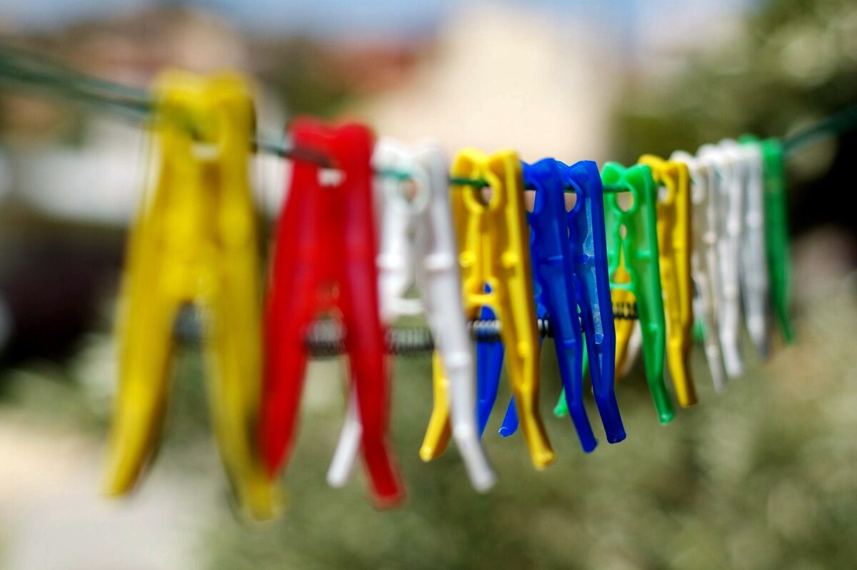 Πέντε μυστικά για να στεγνώνουν τα ρούχα σας πιο γρήγορα τον χειμώνα