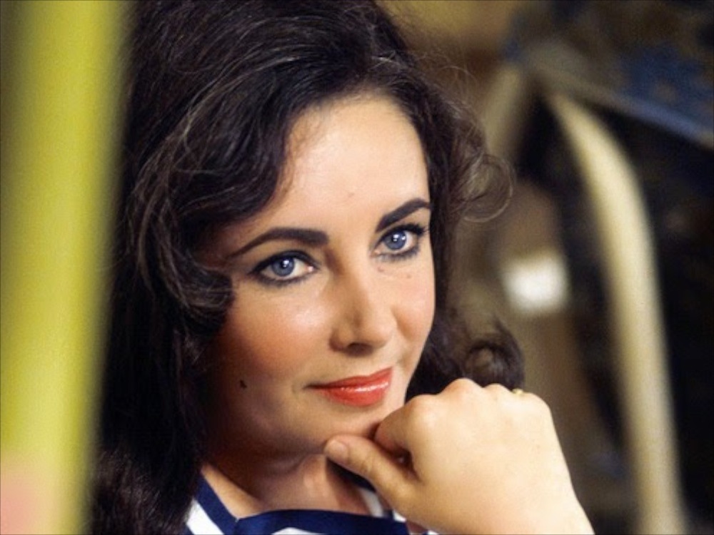 Elizabeth Taylor | Ανακαλύπτεις ποιοι είναι οι πραγματικοί φίλοι σου όταν εμπλακείς σε ένα σκάνδαλο.