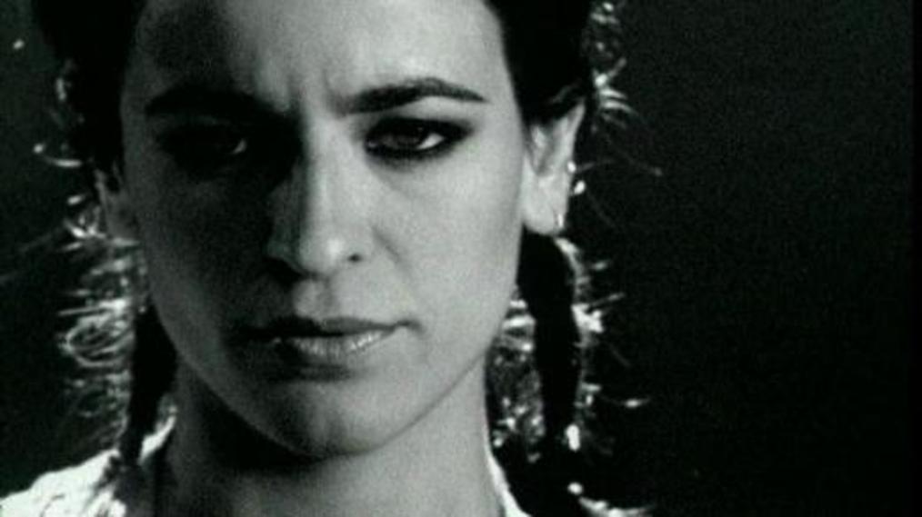 Malo | Το τραγούδι για τις γυναίκες που οι πληγές κακοποίησης έχουν χαρακτεί βαθιά στην ψυχή τους
