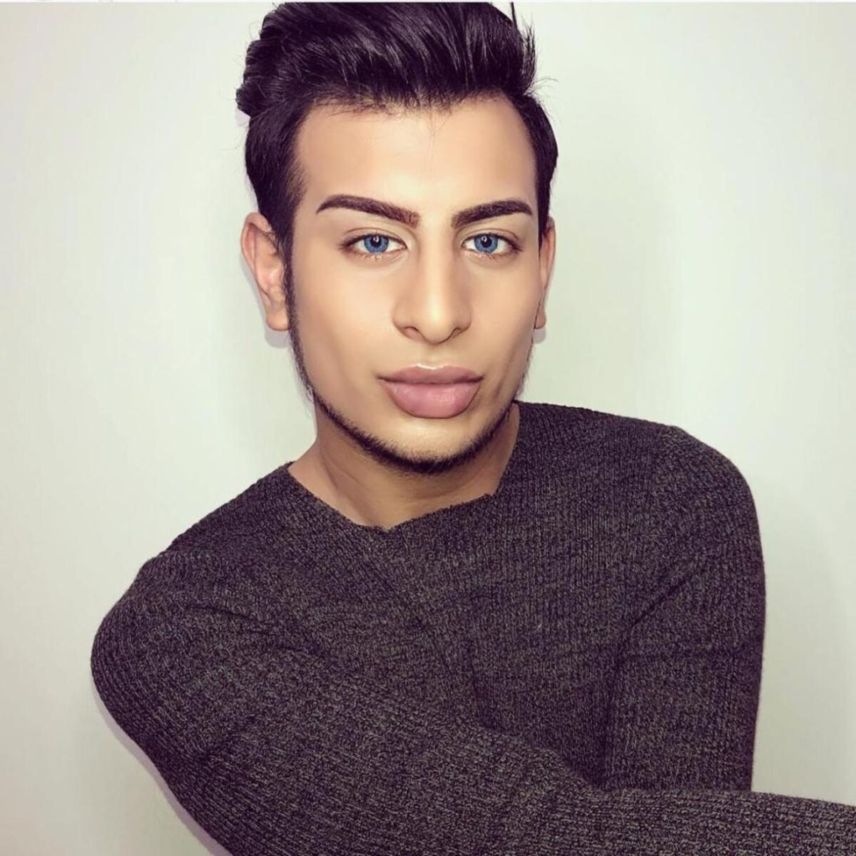 Junaid Ahmed |O ασυνήθιστα κομψευόμενος νεαρός που βγάζει 200 selfies τη μέρα