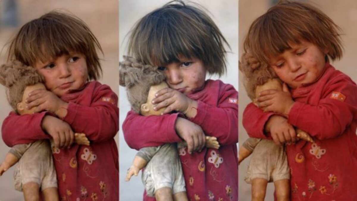 Η αληθινή ιστορία της φωτογραφίας με το κοριτσάκι που κρύβει το πρόσωπο της κούκλας της για να μη δει...