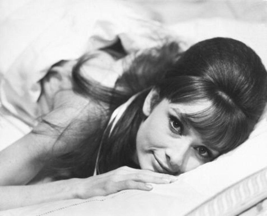 Πάω πίσω λοιπόν στη μαμά μου, στην κάμαρά μου την παιδική, μήπως βρω το χρυσό πρίγκηπά μου που τον εψάχνω εδώ και μια ζωή.