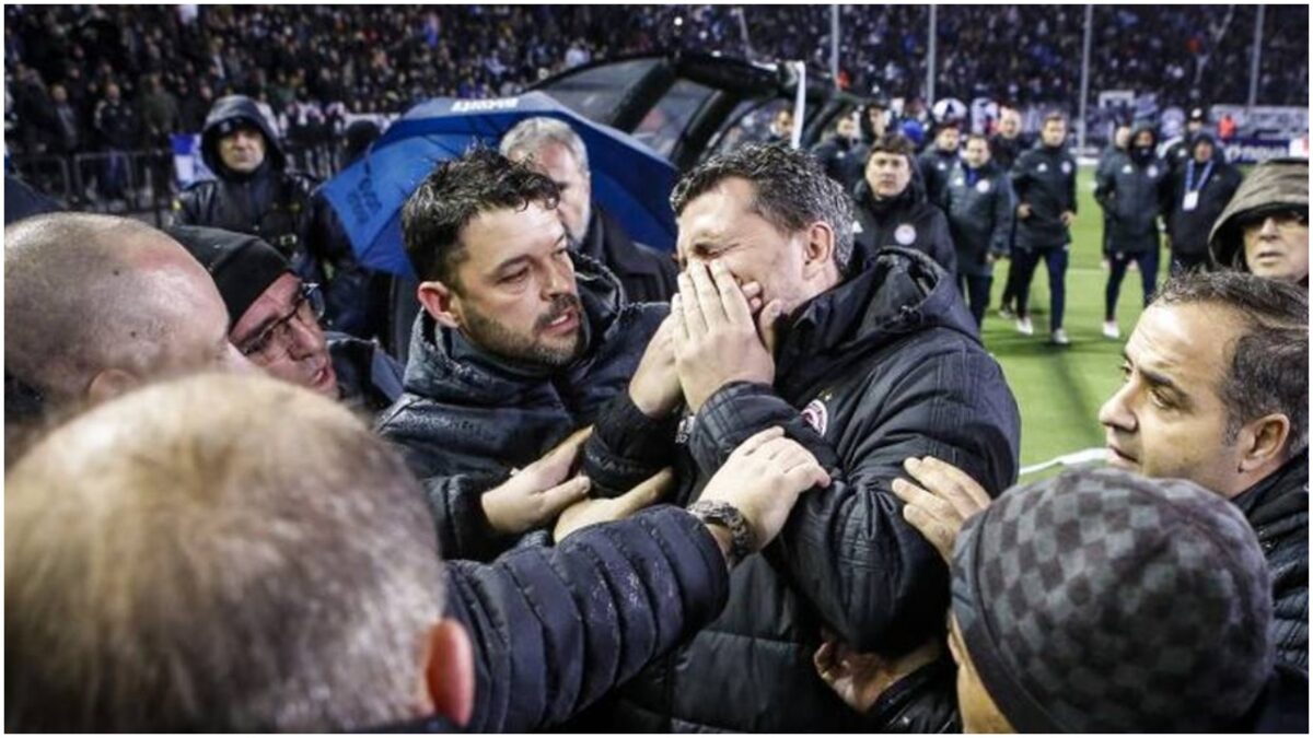 Δείτε τον οπαδό του ΠΑΟΚ να σημαδεύει τον Γκαρθία με το ρολό της ταμειακής μηχανής (Βίντεο ντοκουμέντο)