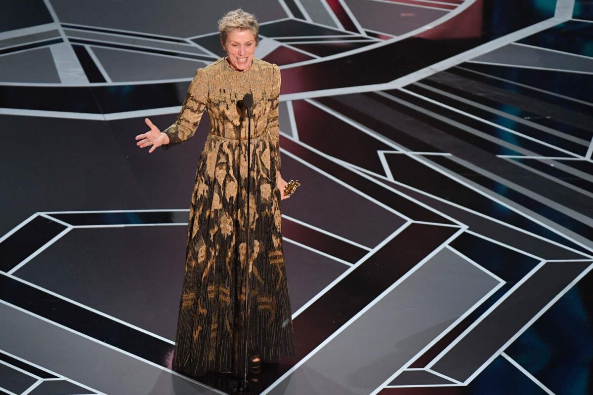 Όσκαρ 2018: Η Frances McDormand σηκώνει όρθιες όλες τις σταρ και παραδίδει τον καλύτερο λόγο της βραδιάς