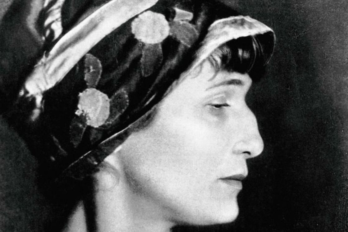 Άννα Αχμάτοβα | Είναι αβάσταχτα οδυνηρό για μια καρδιά ν` αγαπάει σιωπηλά...