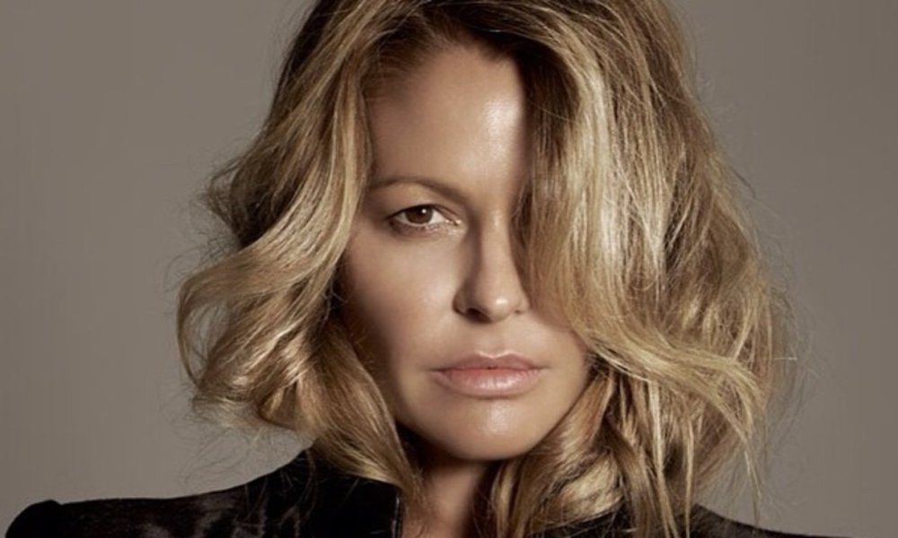 Τζένη Μπαλατσινού | Πιο γοητευτική από ποτέ, αποκαλύπτει την ηλικία της & μιλά για το νέο της σπίτι με τον αγαπημένο της