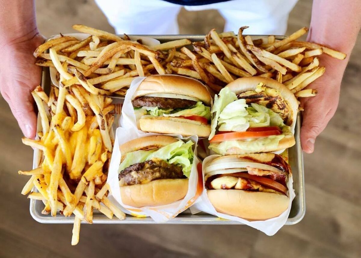 Κι όμως, τα πιο λαχταριστά burgers στην Καλιφόρνια δεν τα ψήνει μάγειρας