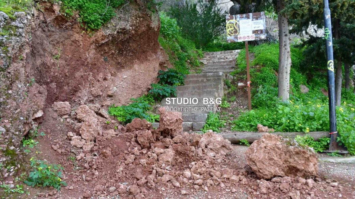 Πέτρες και χώματα σκέπασαν τα θρυλικά σκαλιά στο Παλαμήδι – Η βροχή προκάλεσε κατολίσθηση (Βίντεο)