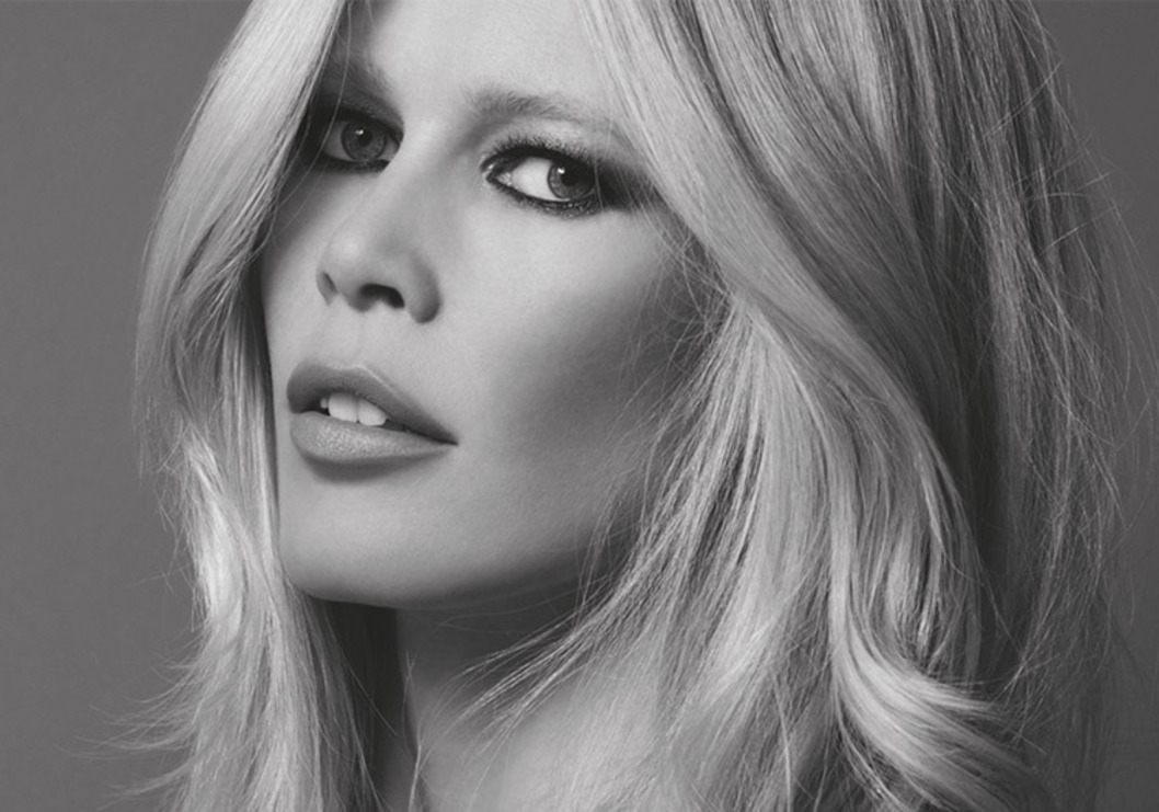 Claudia Schiffer | Ημίγυμνη `θεά` που κόβει την ανάσα, σε φωτογραφία με άλλα 5 top models των `90s