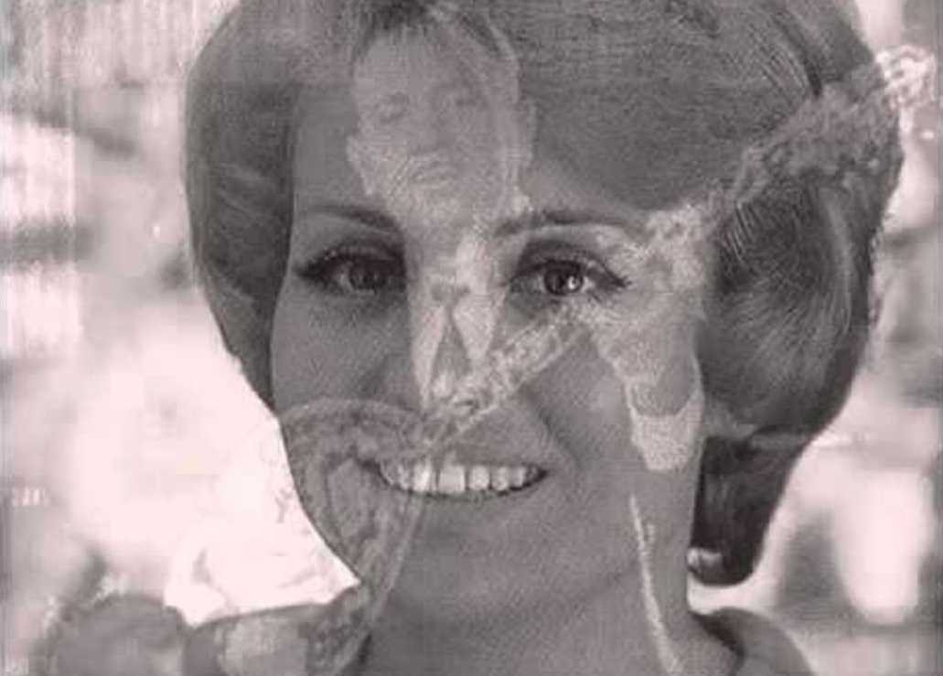 Γιώργος Ζαμπέτας & Βίκυ Μοσχολιού | Μα τα  δειλινά μια φωνή μου ψιθυρίζει, μυστικά, δε θα γυρίσεις πια...