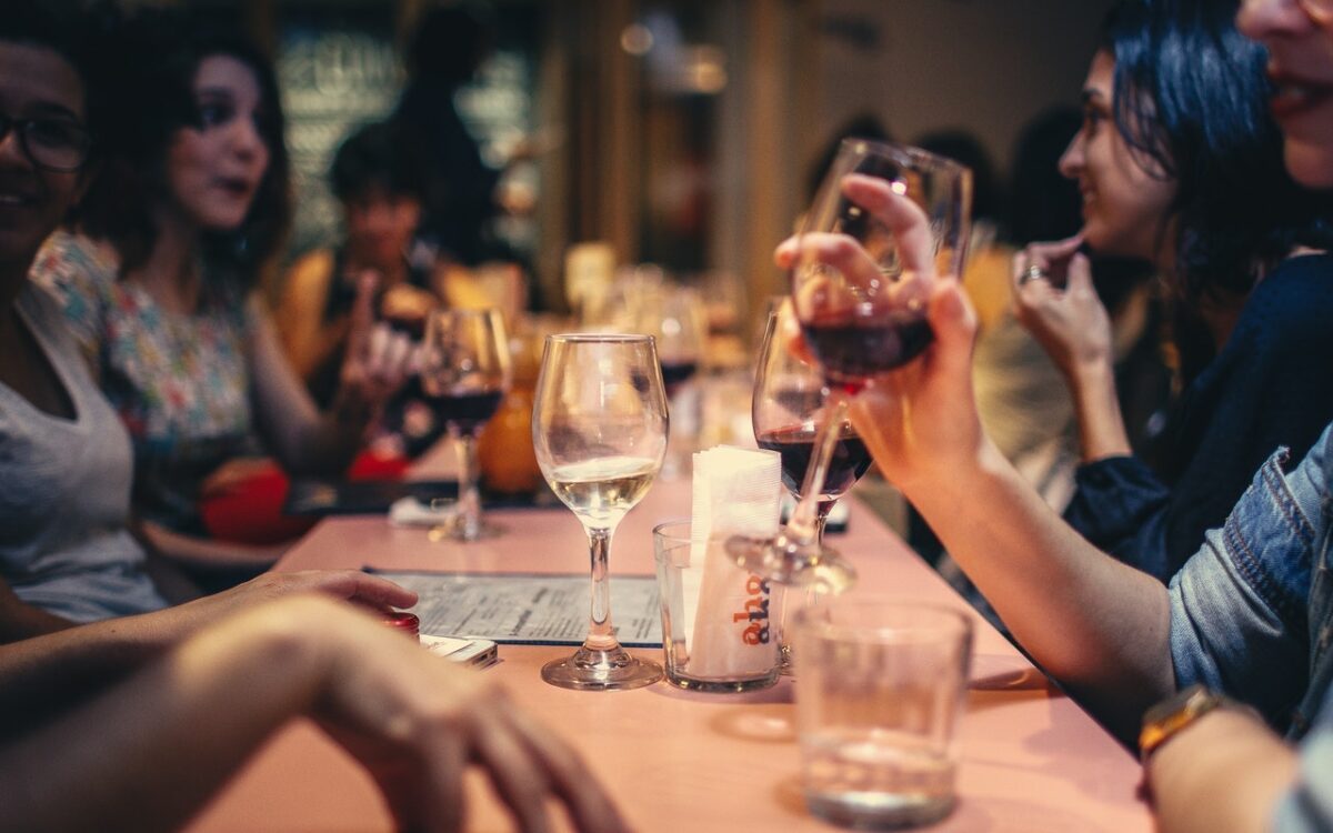 Κι όμως! Πελάτες εστιατορίου τρώνε δωρεάν με μια υποχρέωση μόνο