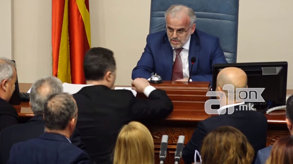Σκόπια: Πολεμικό κλίμα στη βουλή – Παραλίγο να παίξει ξύλο ο πρώην πρωθυπουργός (Βίντεο)