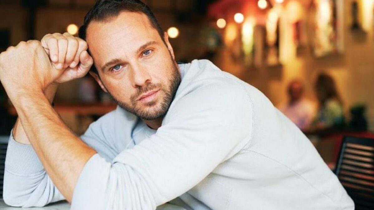 Ο Μέμος Μπεγνής απαντά: Γράφεται ότι είμαι γκέι γιατί… (Βίντεο)