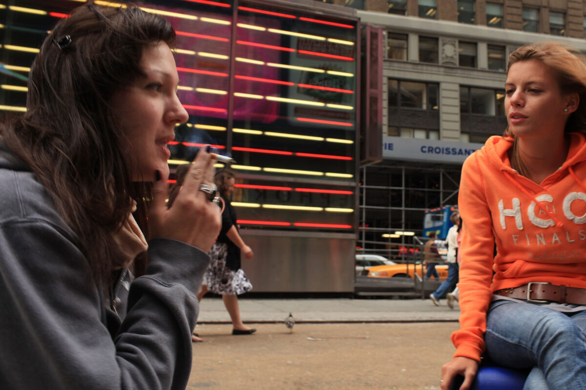 Στη Νέα Υόρκη ετοιμάζονται να βάλουν πρόστιμα και σε όσους καπνίζουν και περπατάνε