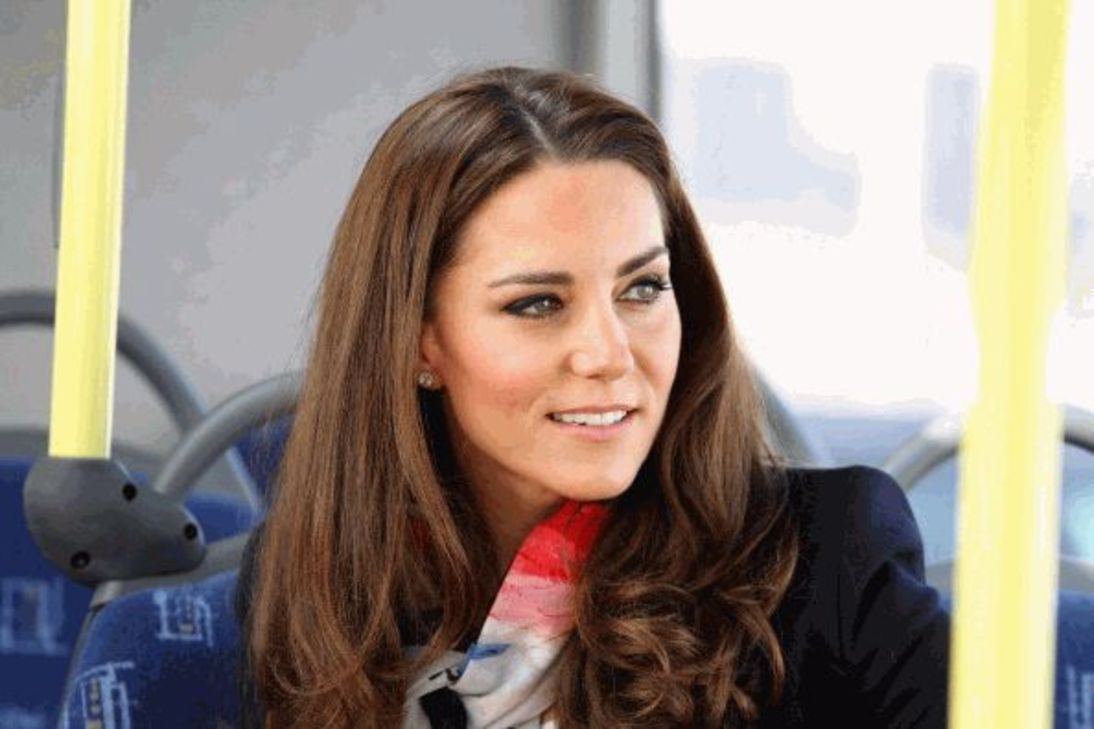 Kate Middleton | Ετοιμόγεννη με ...εφαρμοστό παντελόνι, ψηλοτάκουνες γόβες και αξιοζήλευτο κορμί...