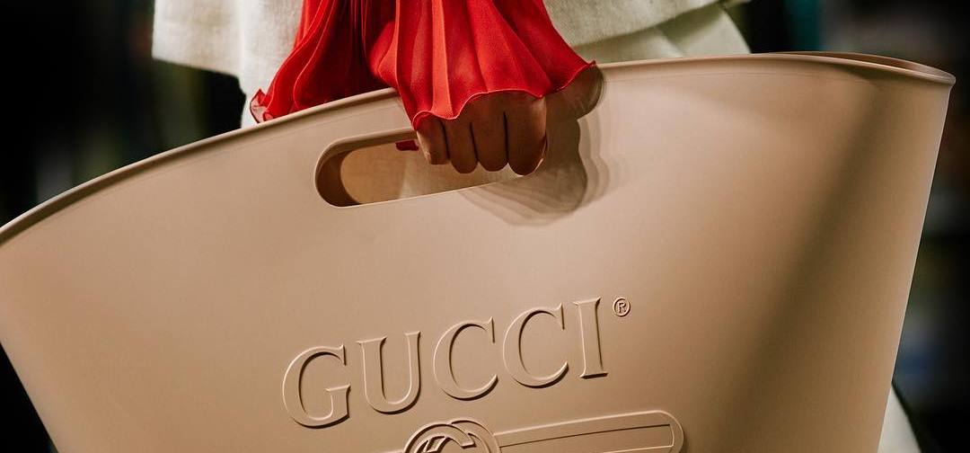 Gucci | H πανάκριβη τσάντα από καουτσούκ που παραπέμπει σε...κουβά σφουγγαρίσματος