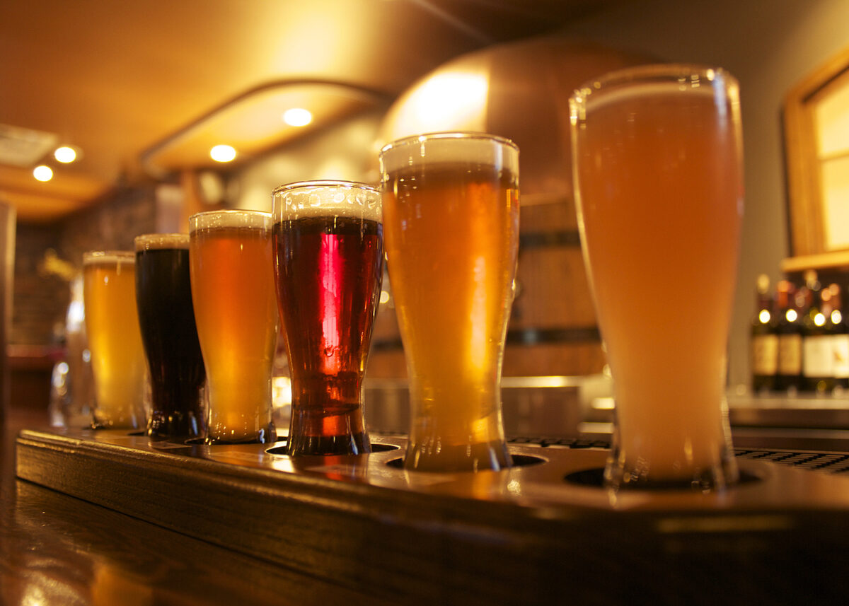 Στην υγεία μας λένε οι Ιρλανδοί – Για πρώτη φορά έπειτα από 90 χρόνια οι παμπ σερβίρουν αλκοόλ τη Μ.Παρασκευή