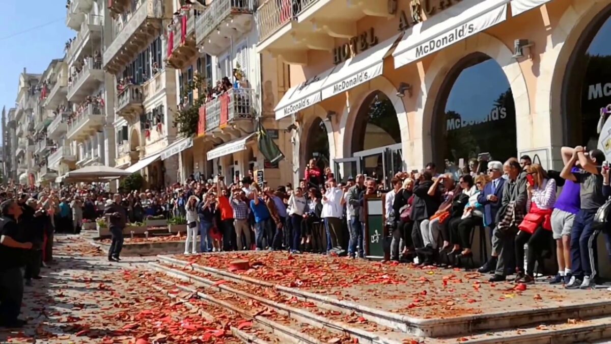Πώς κατασκευάζονται οι περίφημες στάμνες της Ανάστασης στην Κέρκυρα (Βίντεο)