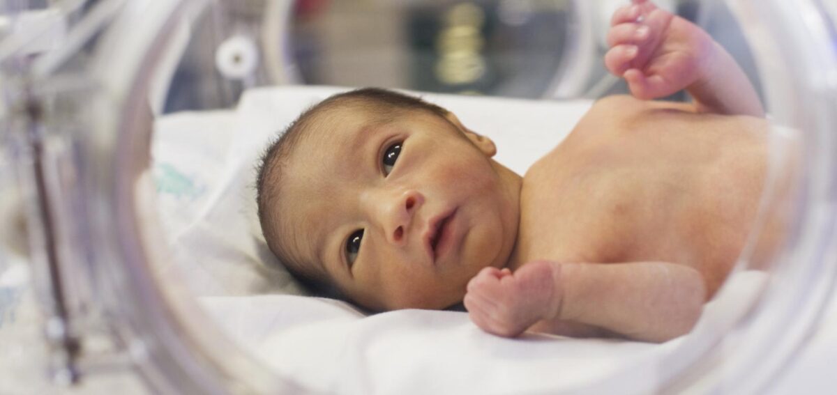 Δυνατότητα αναδοχής παιδιών από ομόφυλα ζευγάρια – Τι περιλαμβάνει νομοσχέδιο