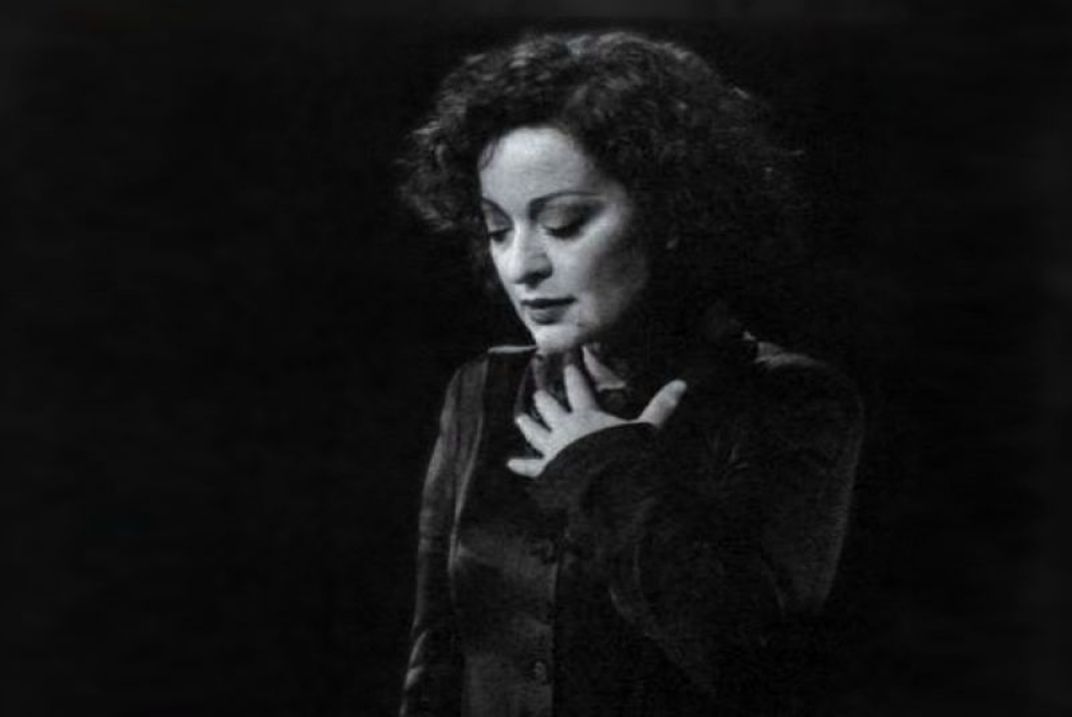 Σαν σήμερα, 22/4 | Τάνια Τσανακλίδου |Γερνάω, μαμά. Και τρέμω να `μαι αυτό που χρόνια ανησυχείς: ωραία, νέα κι ατυχής.