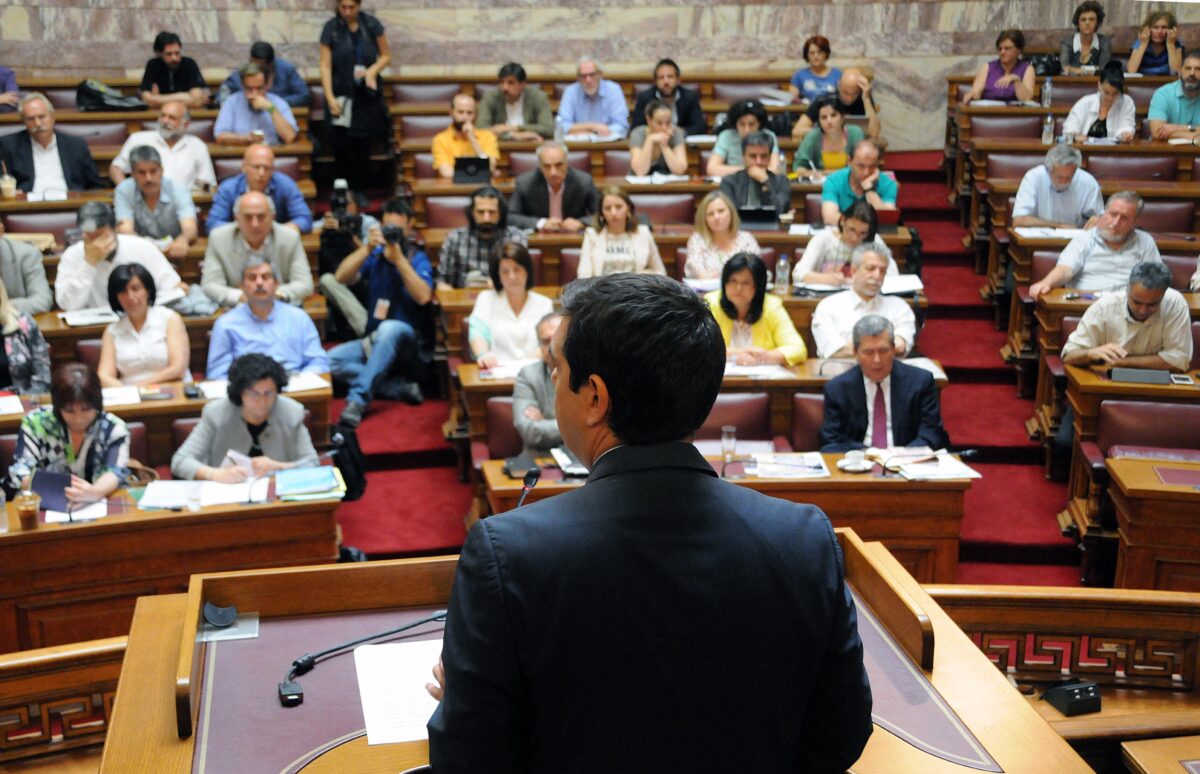 «Εμφύλιος» στον ΣΥΡΙΖΑ για την αναδοχή από ομόφυλα ζευγάρια