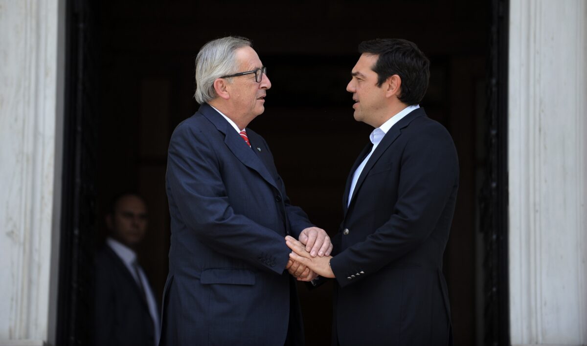 Z.K. Γιούνκερ από την Αθήνα σε Τουρκία: Άμεση απελευθέρωση των 2 Ελλήνων στρατιωτικών